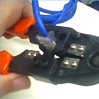 Crimping tool, RJ 45 connector, and Cat5 cable. Author: Mvdiogo.